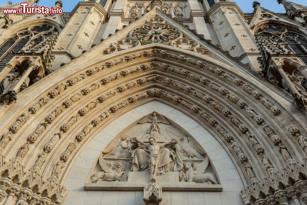 Immagine Decorazioni scultoree sulla facciata della basilica di Saint Epvre a Nancy, Francia: si tratta di una ricca chiesa neogotica costruita fra il 1865 e il 1871.