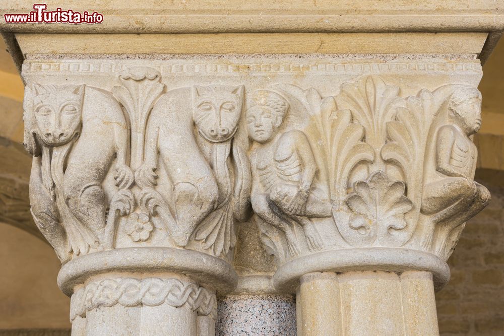 Immagine Decorazioni sui capitelli di una chiesa a Paray-le-Monial, Francia.