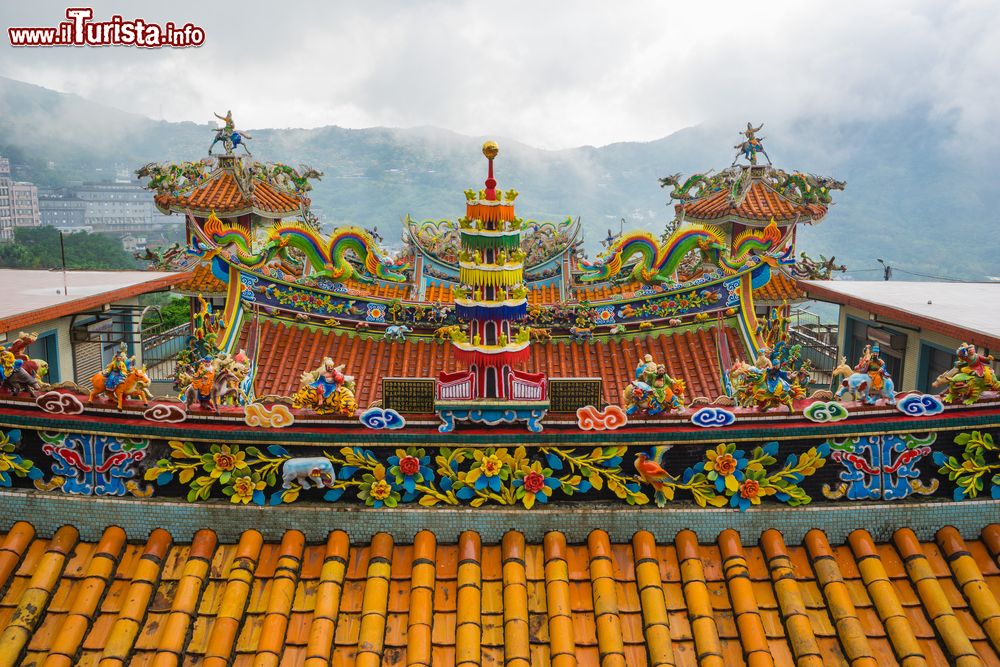 Immagine Decorazioni sul tetto del tempio di Quanji a Chiufen, Taiwan. Qui è ospitata la più grande statua di Guang Gong, dio della guerra.