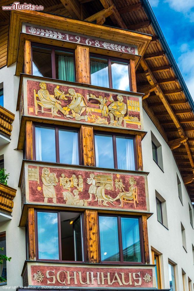 Immagine Decorazioni sulla facciata di un edificio nel cuore di Zell-am-See, Austria - © trabantos / Shutterstock.com