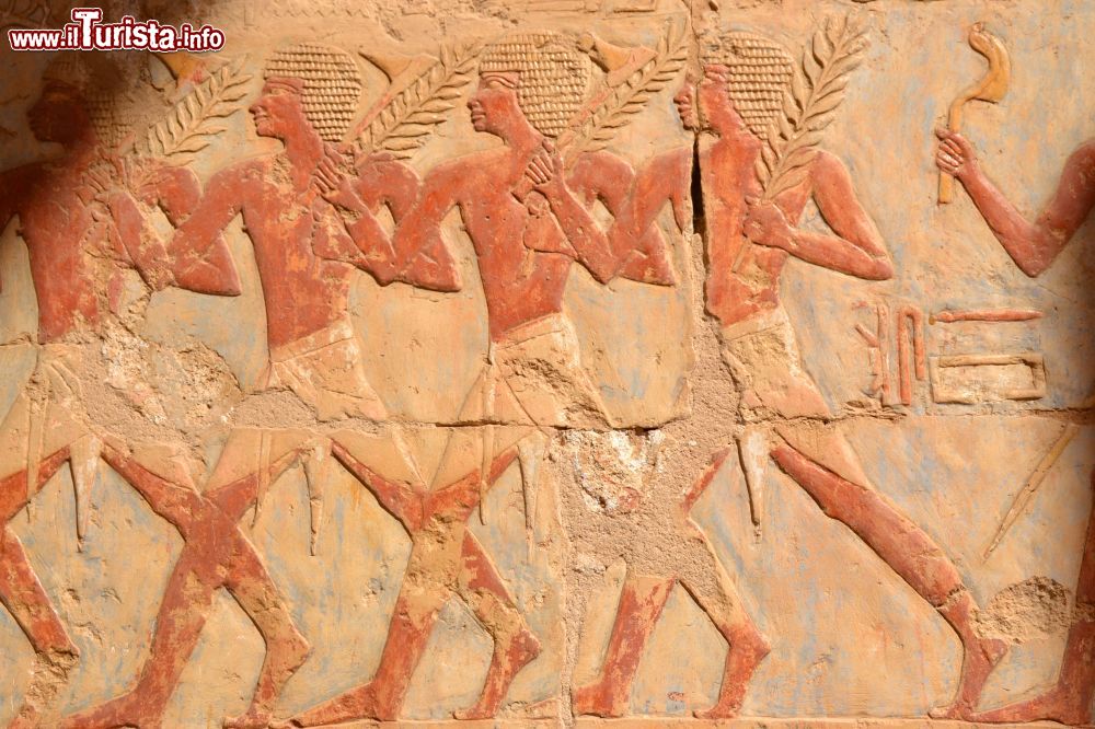 Immagine Decorazioni sulle pareti del Tempio di Hatshepsut, presso Luxor (Egitto).