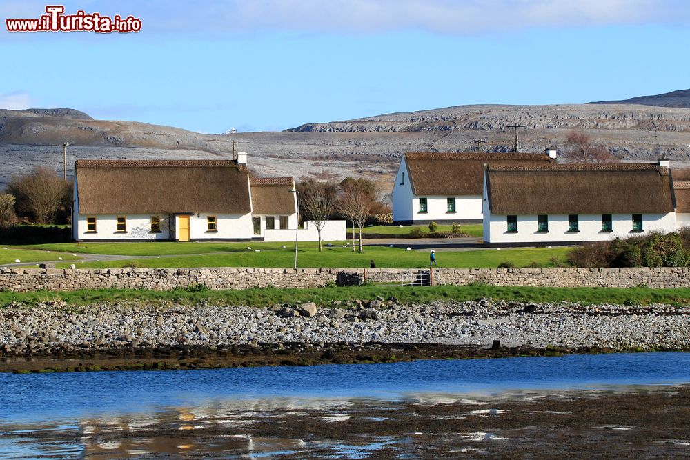 Immagine Dei tipici Cottage irlandesi nella regione di Burren in Irlanda