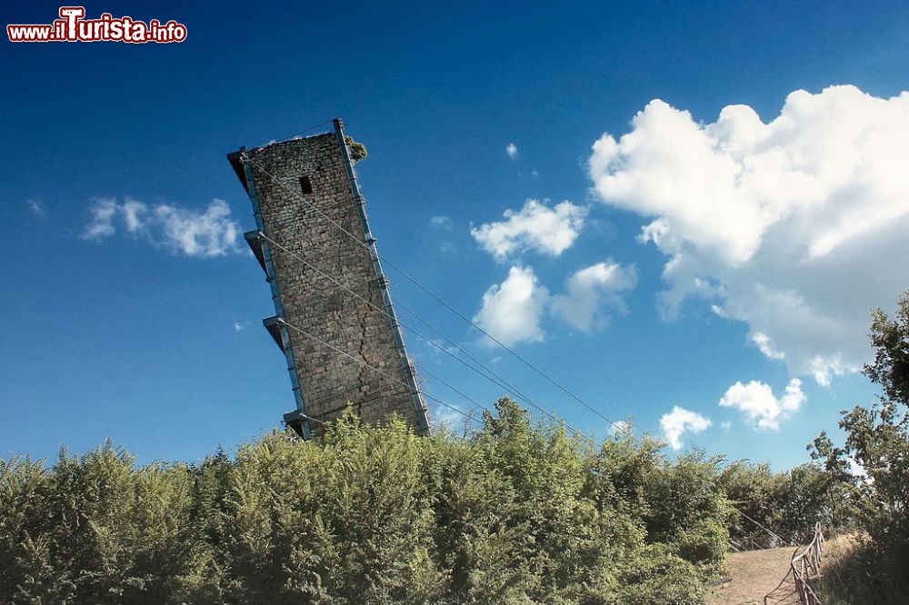 Immagine Dei tiranti impediscono alla Torre Pendente di Vernazzano, in Umbria, di crollare al suolo - © Cristianopelagracci - CC BY-SA 3.0, Wikipedia