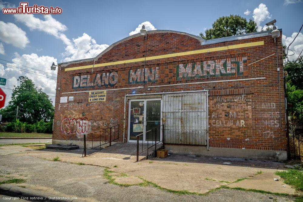 Immagine Delano Mini Market nello storico quartiere di Third Ward a Houston, Texas. Questo rione, soprannominato "The Tre", è diventato nel tempo il centro della comunità afroamericana di Houston - © Cire notrevo / Shutterstock.com