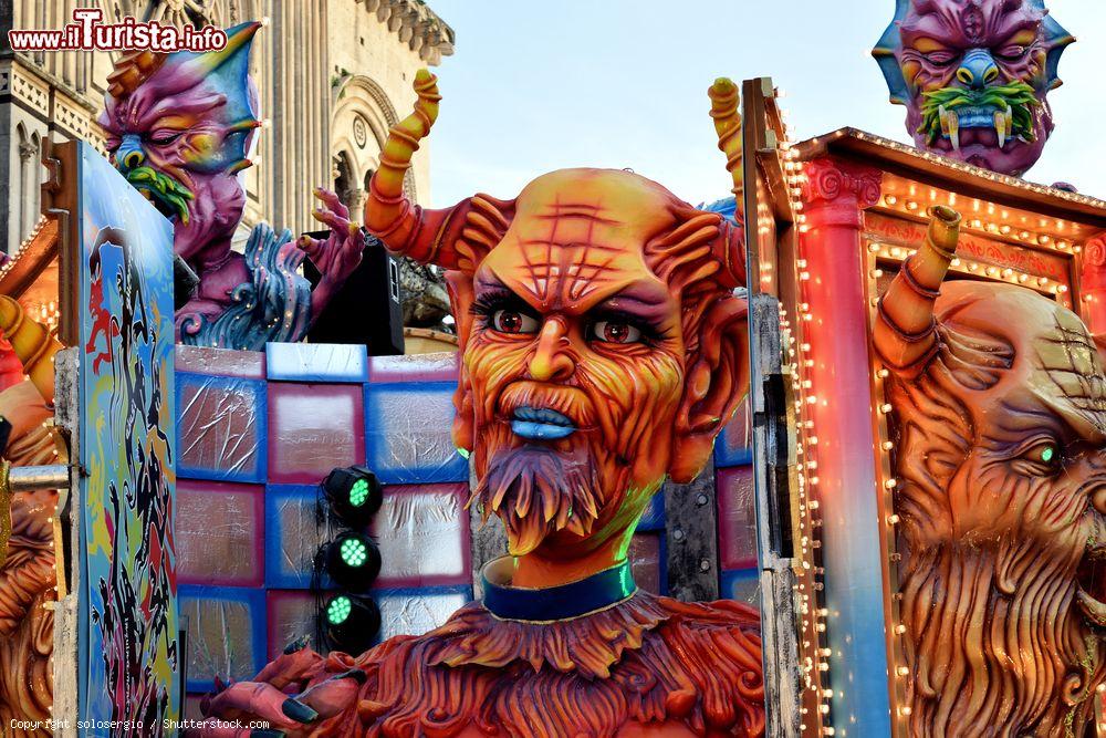 Immagine Demoni in parata nelle strade di Acireale durante il famoso Carnevale. - © solosergio / Shutterstock.com