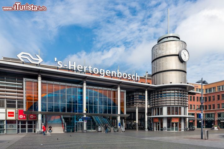Immagine Den Bosch (Olanda): la moderna stazione ferroviaria collega la cittadina alle maggiori città olandesi. Amsterdam, ad esempio, dista meno di un'ora e mezzo di viaggio - foto © T.W. van Urk / Shutterstock.com
