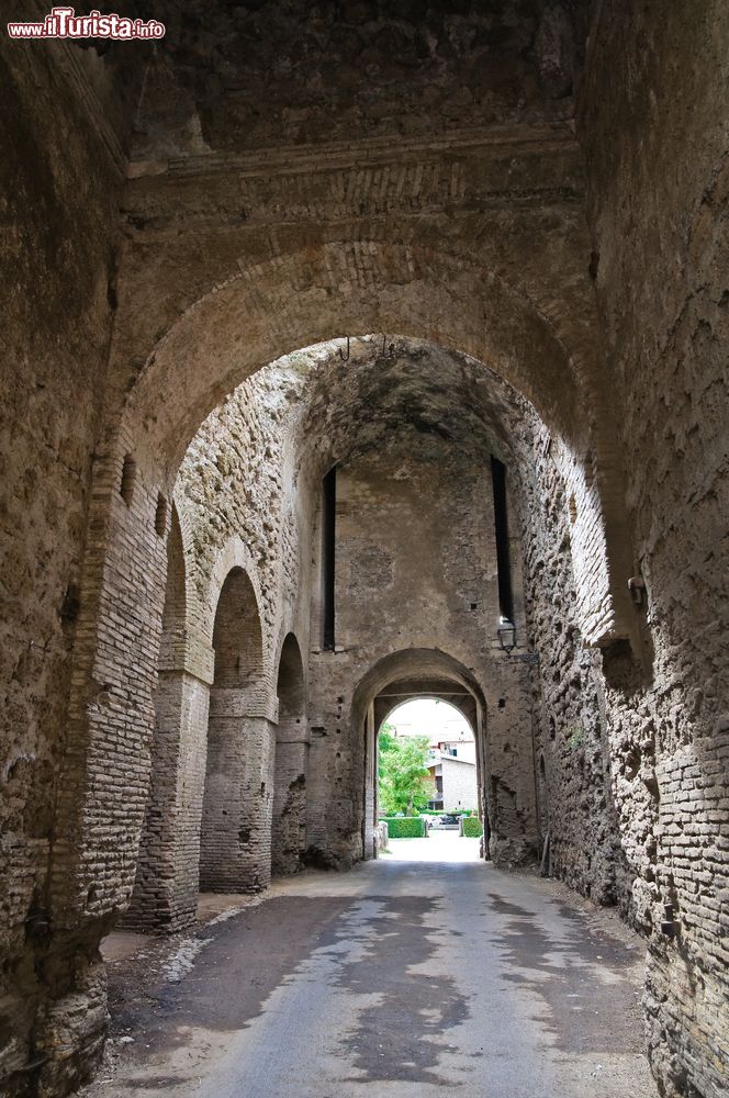 Immagine Dentro a Porta romana, il monumentale punto d'accesso al borgo di Nepi nel Lazio