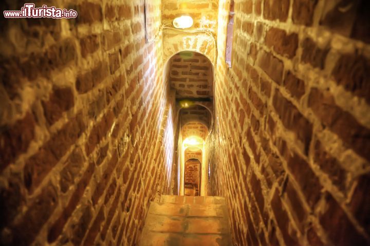 Immagine Interno di una torre del Cremlino di Rostov Velikij, Russia - Meta di turismo internazionale, il Cremlino di Rostov può essere visitato anche all'interno delle sue possenti torri un tempo adibite a uso difensivo © ppl / Shutterstock.com / Shutterstock.com