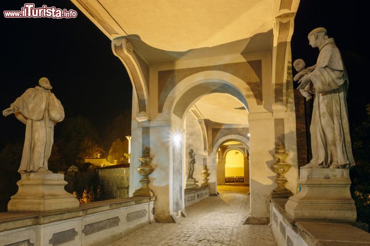 Immagine Veduta notturna all'interno del castello medievale di Cesky Krumlov, Repubblica Ceca - La complessa struttura architettonica di questo imponente castello medievale, tra i più grandi dell'intera nazione, ospita delle splendide statue barocche che incorniciano con eleganza diverse aree tra cui il lapidario e i cortili. - © Grisha Bruev / Shutterstock.com