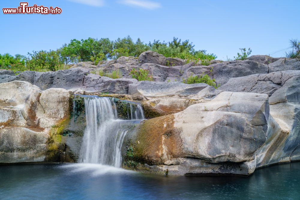 Immagine Dentro al parco fluviale delle Grotte dell'Alcantara in Sicilia
