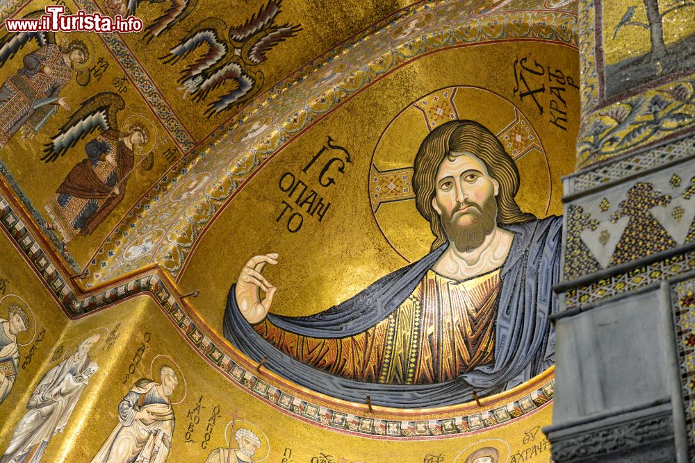 Immagine Dentro alla Cattedrale di Monreale: il mosaico del Cristo Pantocratore