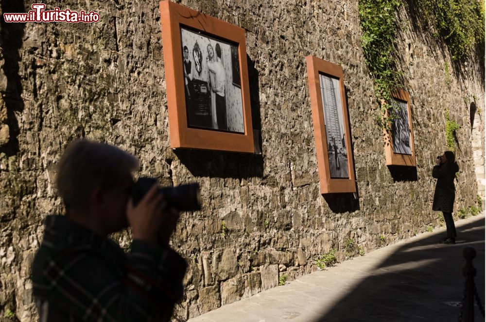 Immagine Dentro le strade di Bibbiena si possono ammirare fotografie d'autore