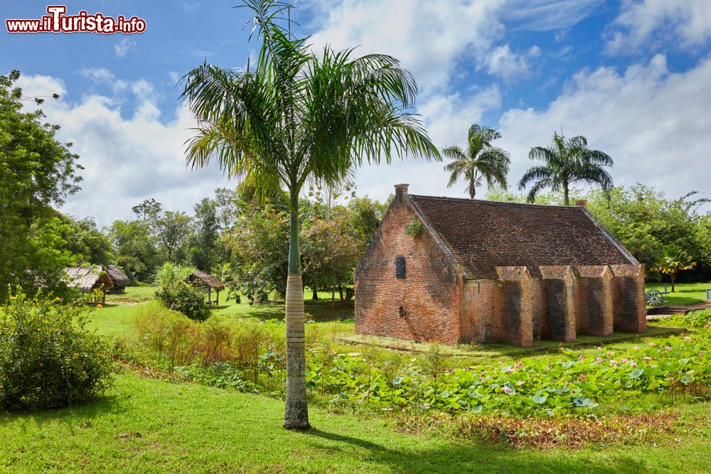 Immagine Deposito di polvere da sparo al Fort New Amsterdam sulle rive dei fiumi Commewijne e Suriname nei pressi di Paramaribo, Suriname (America).