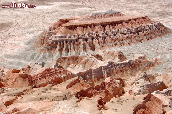 Immagine Il deserto di Yangikala in Turkmenistan: un canyon tra le rocce - Foto di Giulio Badini / I Viaggi di Maurizio Levi