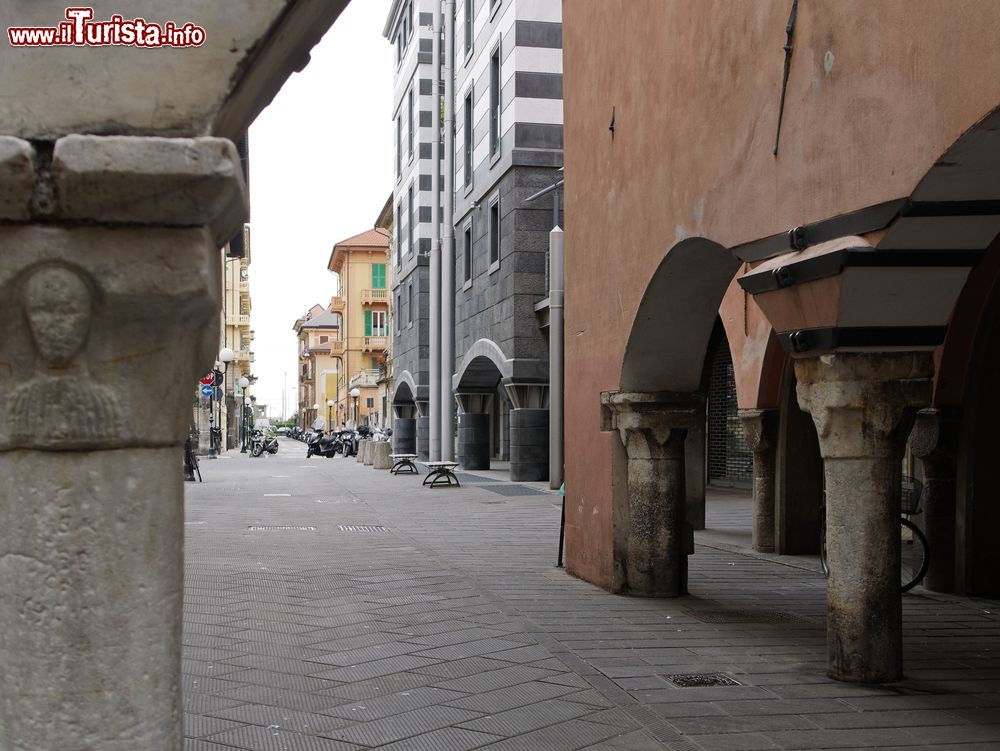 Immagine Dettagli architettonici del centro di Chiavari, Liguria. Passeggiare nella parte vecchia della cittadina ligure è una delle esperienze più interessanti da effettuare. Attraverso i suoi portici ottocenteschi si possono ammirare scorci panoramici di grande bellezza.