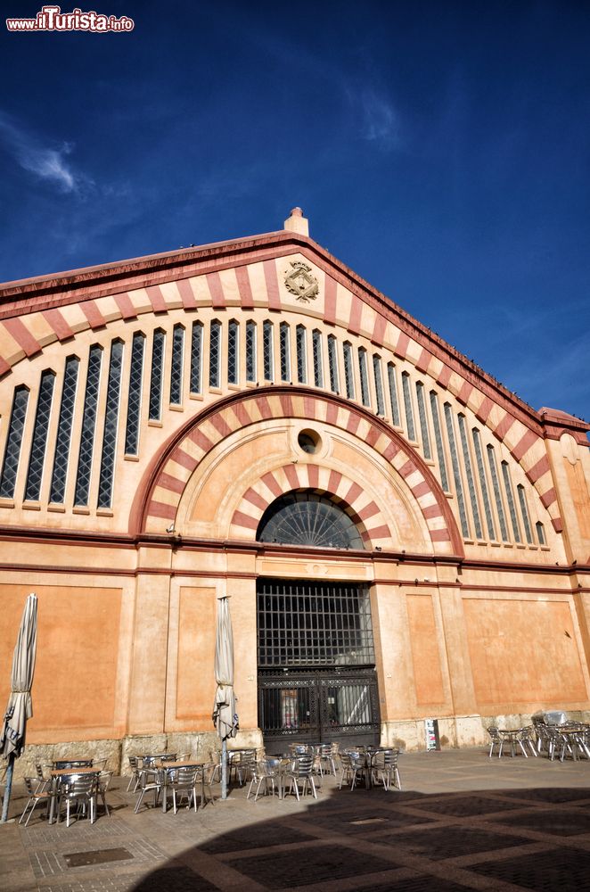 Immagine Dettagli architettonici del mercato al coperto di Tortosa, Spagna. Da notare la decorazione della facciata che richiama lo stile tipicamente arabeggiante.