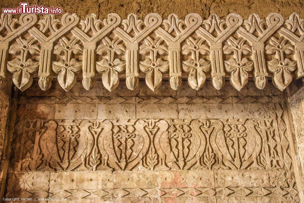 Immagine Dettagli architettonici del trono del re nel castello di Gioia del Colle, provincia di Bari, Puglia - © forben / Shutterstock.com