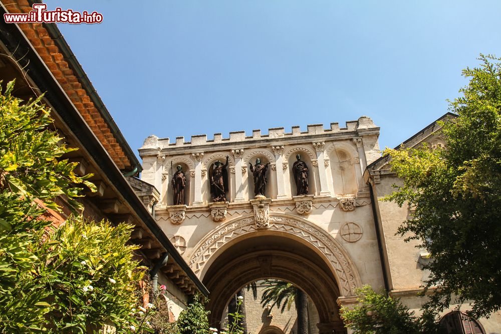 Immagine Dettagli architettonici della chiesa di Lerino, isola di Saint Honorat, Cannes.