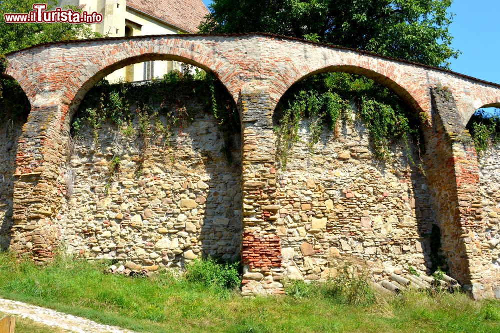Immagine Dettagli architettonici della fortificazione religiosa di Biertan, Transilvania, Romania. Le possenti mura in pietra a difesa della cittadella hanno fatto di questo villaggio uno dei più importanti del paese per le popolazioni sassoni.