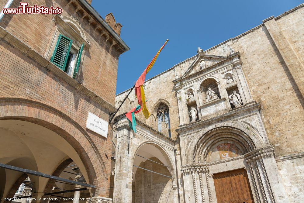 Immagine Dettagli architettonici della vecchia città medievale di Ascoli Piceno, Marche, Italia - © Vincenzo De Bernardo / Shutterstock.com