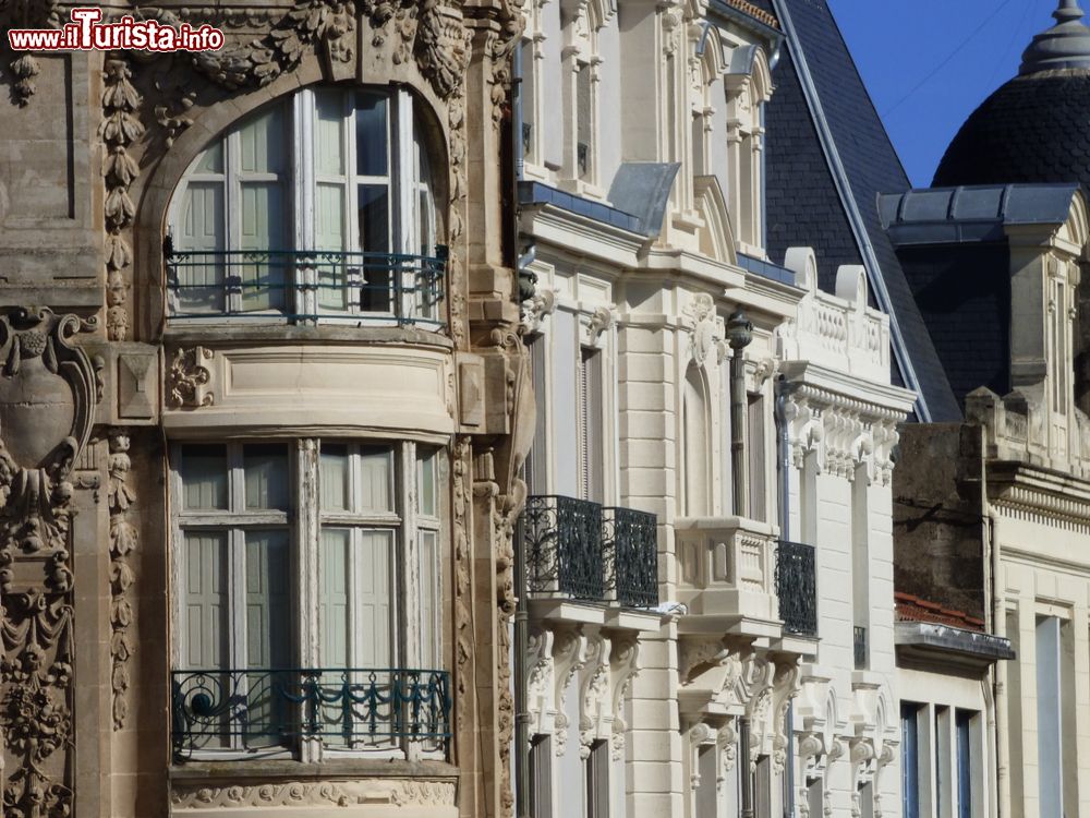 Immagine Dettagli architettonici di un antico edificio a Narbonne, Francia. Nel suo centro storico sono conservate numerose testimonianze di stili e epoche differenti.