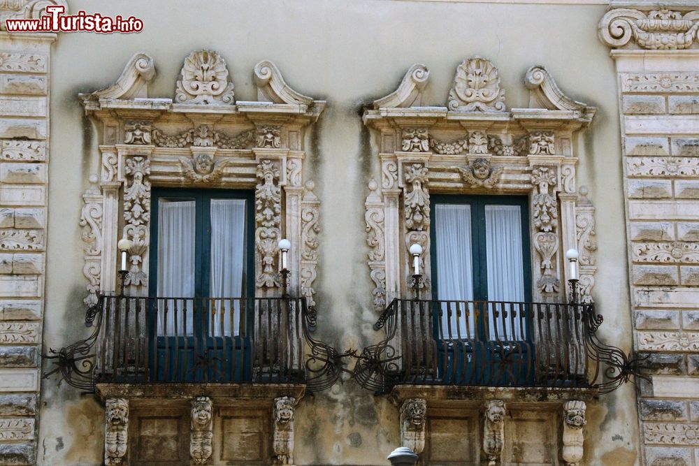 Immagine Dettagli architettonici di un palazzo in stile barocco a Acireale, Sicilia.