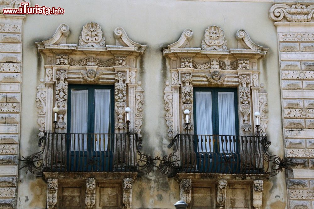 Immagine Dettagli architettonici di un palazzo in stile barocco a Acireale, Sicilia.