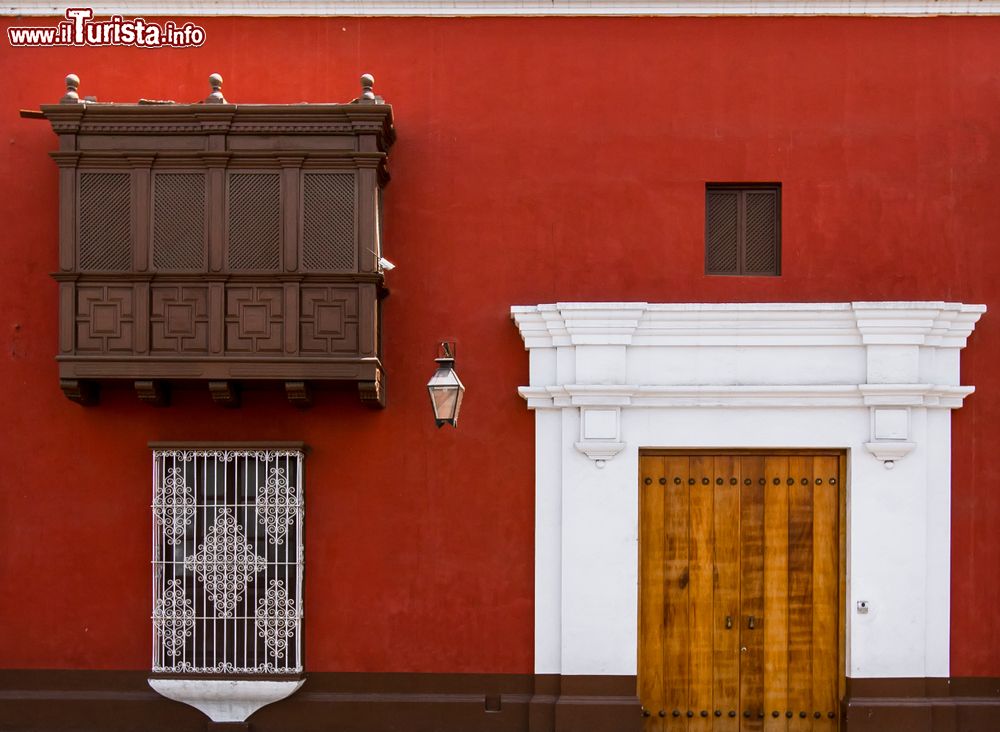 Immagine Dettagli architettonici nel centro storico di Trujillo, La Libertad, Perù.