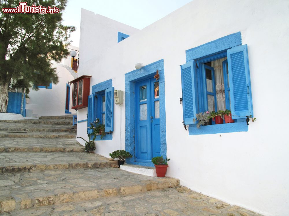 Immagine Dettagli azzurri sulla facciata di una casa tradizionale a Lipsi, isola del Dodecaneso (Grecia).