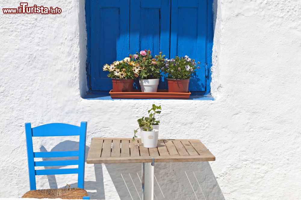 Immagine Dettagli blu nell'architettura delle case greche, isola di Tino (Grecia).