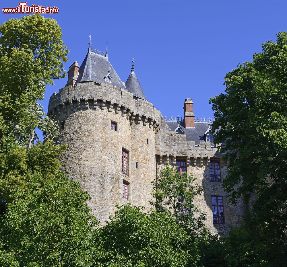 Immagine Dettagli del castello di Combourg, Francia. Fu eretto per volere del vescovo di Dol, su una collinetta vicino al Lac Tranquille, e poi ricostruito in stile tardo gotico fra il XIV° e il XV° secolo.