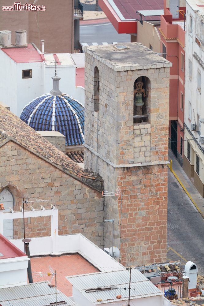 Immagine Dettagli della chiesa del Salvatore a Sagunto, Spagna: la torre del campanile ha base rettangolare.