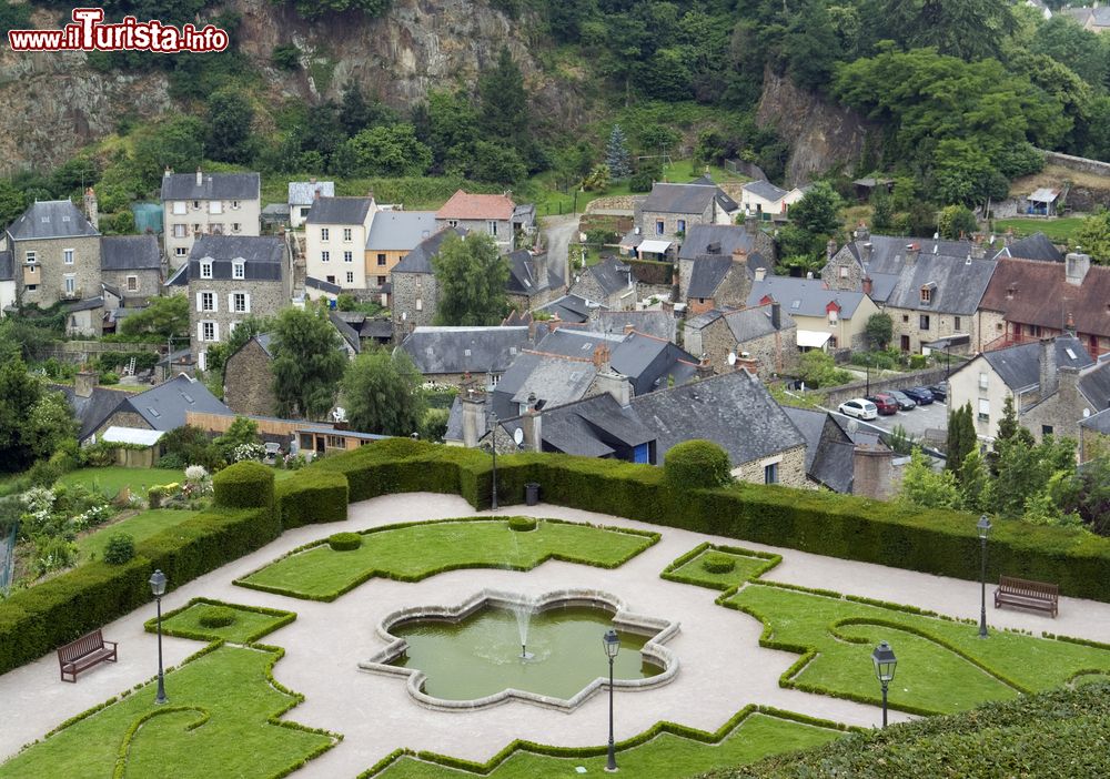 Immagine Dettagli della città storica di Fougères, Bretagna, Francia. Costruita lungo il corso del fiume Nancon, questa cittadina nel nord-ovest della Francia ospita tracce evidenti del Medioevo.