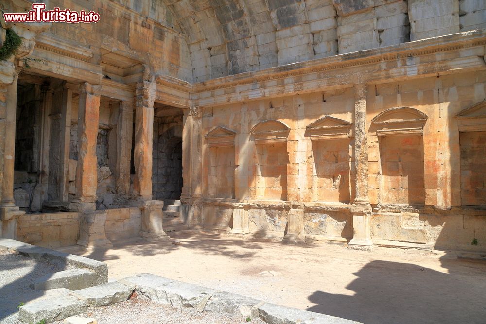 Immagine Dettagli dell'antico tempio di Diana all'interno dei Giardini della Fontana di Nimes, Francia.