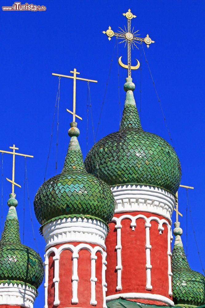 Immagine Dettagli delle cupole e delle torri dell'orologio di una chiesa in Uglich, Russia.