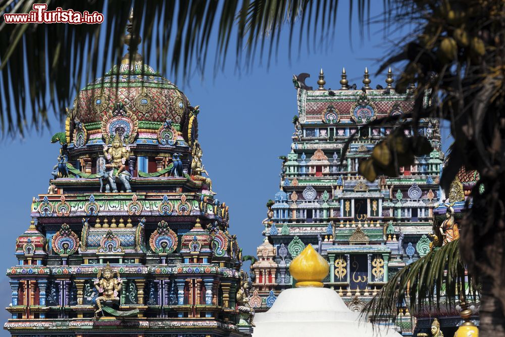 Immagine Dettagli delle ricche decorazioni dello Sri Siva Subramaniya Swami Hindu Temple a Nadi, Figi.