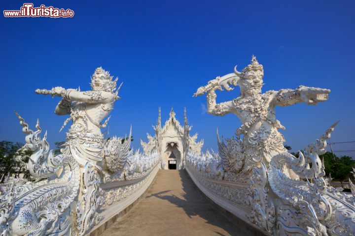 Immagine Dettagli delle sculture al Tempio Bianco di Chiang Rai, Thailandia - © Sitthichai Kaewkam / Shutterstock.com