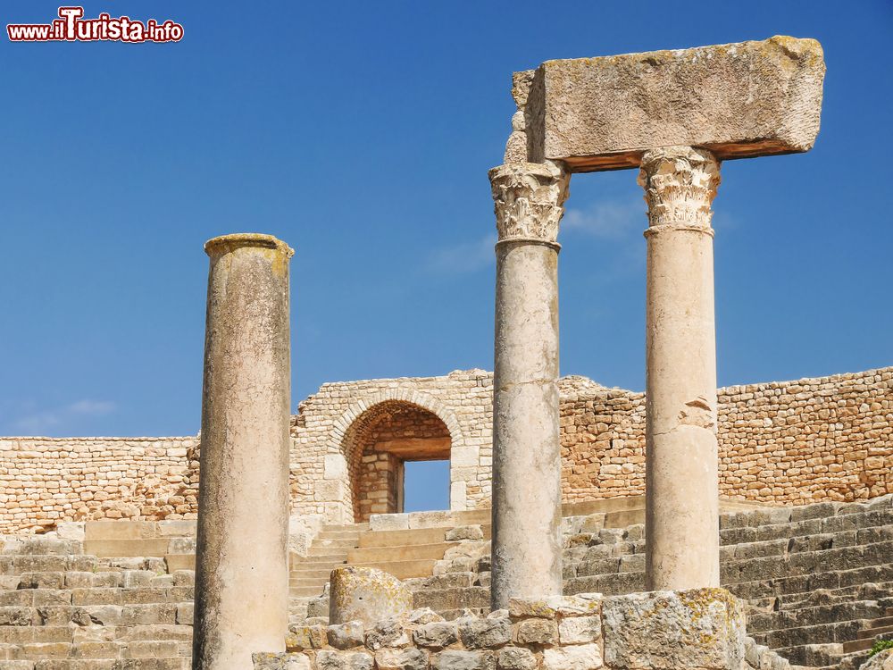 Immagine Dettagli di archeologia nell'antica città di Dougga, Tunisia. Qui sono conservati numerosi resti di monumenti punici, numidi e romani.
