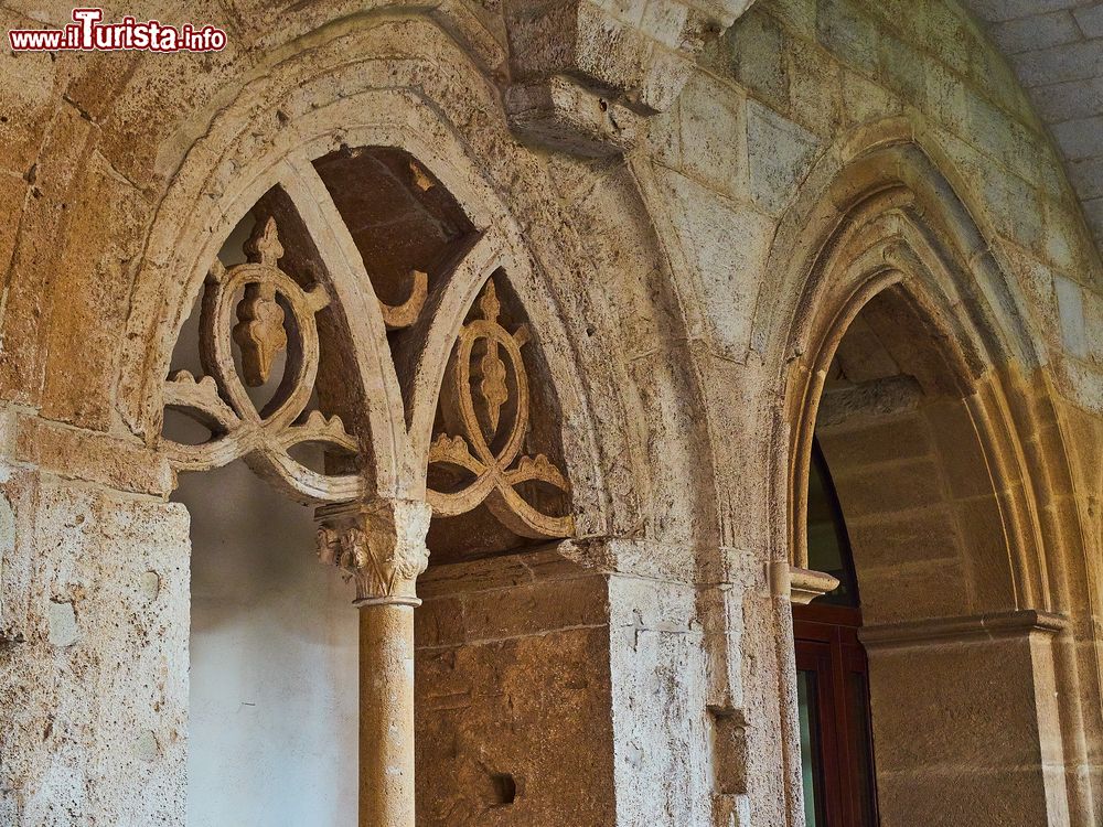 Immagine Dettagli di architettura gotica nel cortile della chiesa di San Domenico Maggiore a Taranto, Puglia. Sorta nel 1302 nel borgo antico di Taranto, questa chiesa si presenta in stile romanico-gotico.