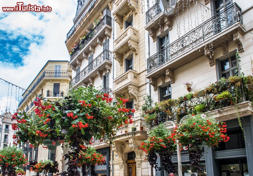 Immagine Dettagli di architettura residenziale a Tolone, Francia. Questo antico edificio è impreziosito da archi, modanature e balconi dalle ringhiere elaborate.