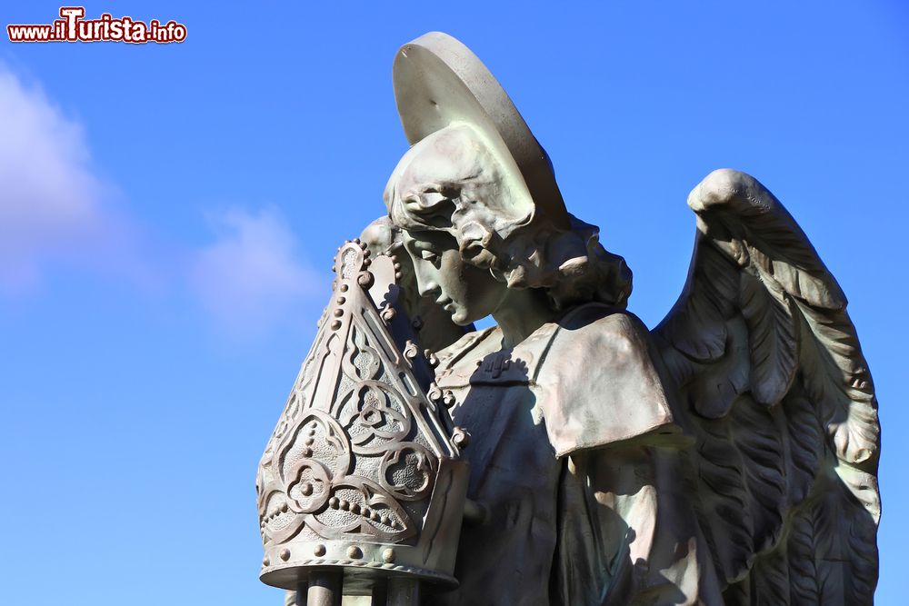 Immagine Dettagli di sculture religiose al palazzo di Gaudi ad Astorga, Spagna.