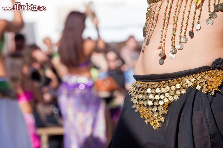 Immagine Dettagli di un abito da ballerina all'Almossasa Festival, Marvao, Portogallo - © Juan Aunion / Shutterstock.com