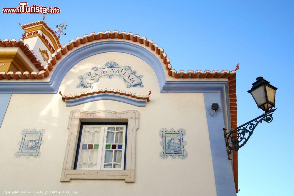 Immagine I dettagli di una casa a Ericeira, Portogallo. Decorazioni pittoriche e lavorazioni architettoniche impreziosiscono la facciata di questa bella abitazione del centro storico della città - © Afonso Duarte / Shutterstock.com