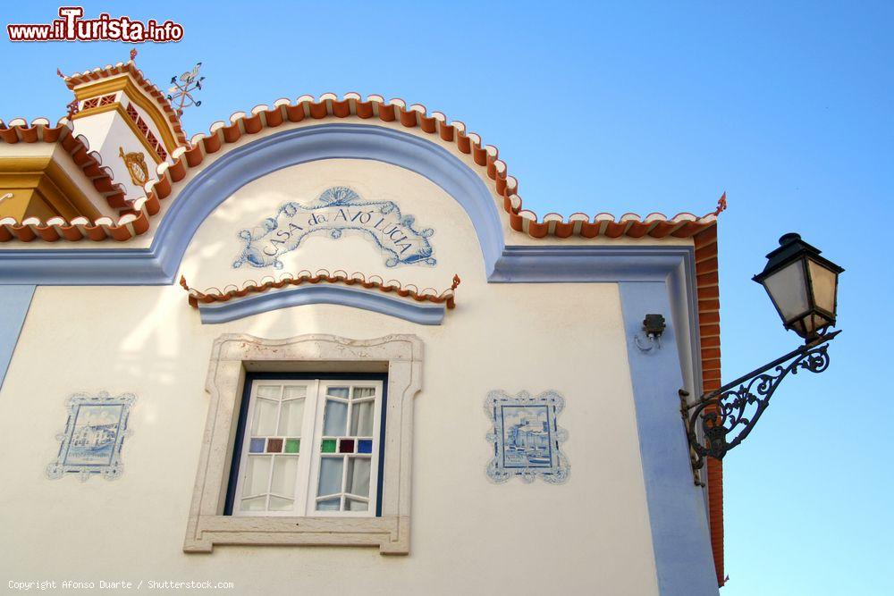 Immagine I dettagli di una casa a Ericeira, Portogallo. Decorazioni pittoriche e lavorazioni architettoniche impreziosiscono la facciata di questa bella abitazione del centro storico della città - © Afonso Duarte / Shutterstock.com