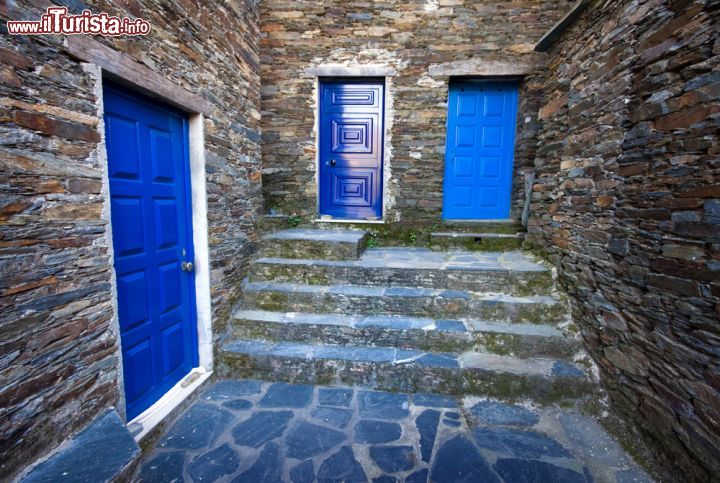 Immagine Dettagli in azzurro nell'architettura della città di Piodao, Portogallo - Le tipiche porte azzurre e blu delle case di questo suggestivo borgo montano del Portogallo che, grazie al suo isolamento geografico, ha saputo mantenere intatta la sua autenticità © cristovao / Shutterstock.com