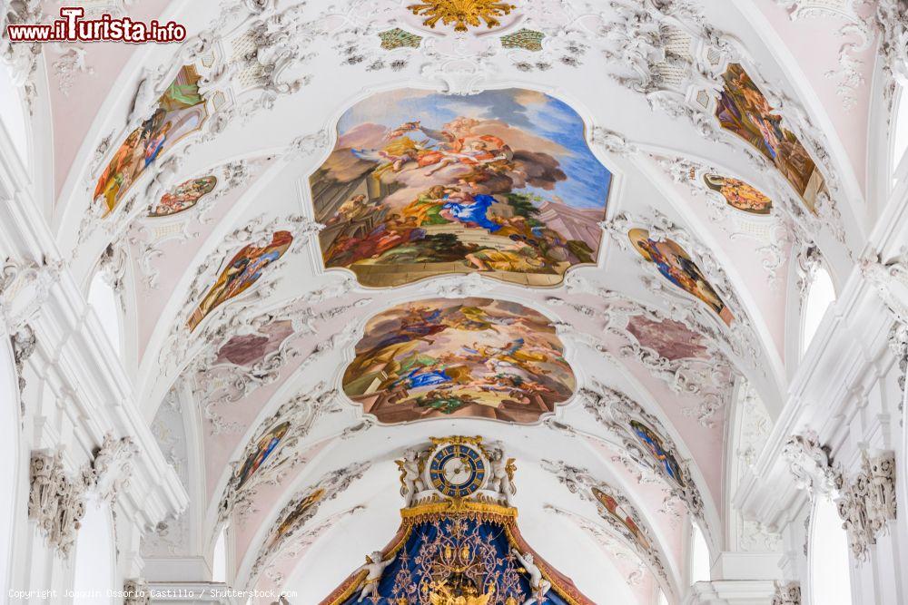 Immagine Dettagli pittorici delle volte a crociera nella chiesa abbaziale di Stift Stams, Austria. Gli affreschi relativi alla Vita della Vergine sono stati realizzati nel 1734 da Johann Georg Wolcker da Augusta e sono incorniciati da splendidi stucchi - © Joaquin Ossorio Castillo / Shutterstock.com