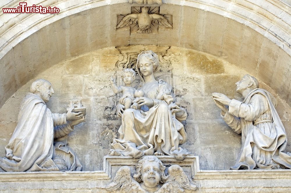 Immagine Dettagli scultorei della Collegiale di Notre Dame a Villeneuve-les-Avignon (Francia).