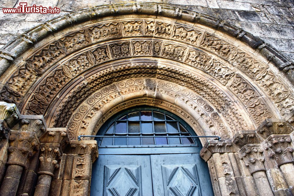 Immagine Dettagli scultorei della porta d'ingresso del monastero di Paderne a Melgaco, Portogallo. Costruita inizialmente in pietra calcarea, questa chiesa è riuscita a resistere alle varie ristrutturazioni subite.