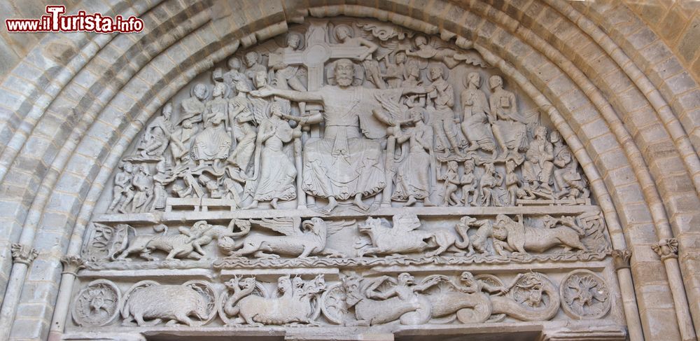 Immagine Dettagli scultorei nella chiesa di San Pietro a Beaulieu-sur-Dordogne (Francia): il timpano dell'edificio religioso è caratterizzato dalla rappresentazione del Giudizio Universale.