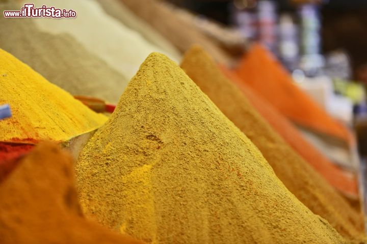 Immagine Spezie al mercato di Marrakech, Marocco - Cannella, cumino, curcuma, zafferano, semi di anice e di sesamo sono solo alcune delle tante spezie che si possono acquistare nei mercati e nel souk di Marrakech e di tutto il Marocco. Sono utilizzate intensamente nella preparazione del cibo marocchino tanto che secondo un proverbio locale "un piatto senza spezie è come un giardino senza fiori"